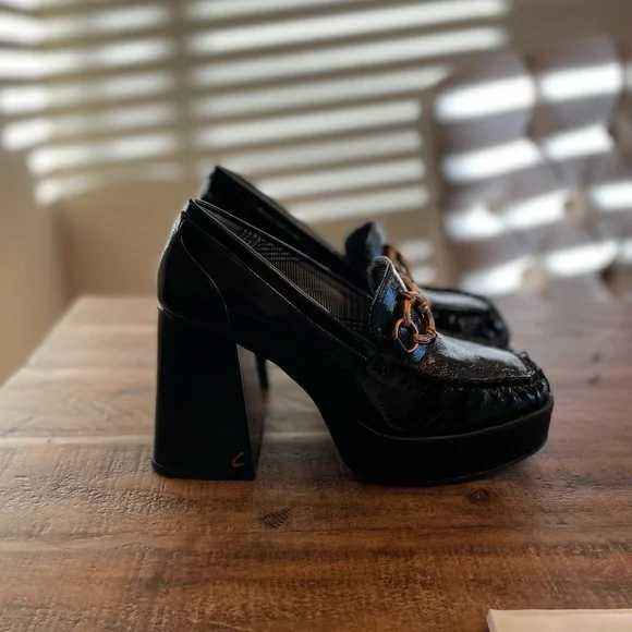 Elegant Black Loafers with Gold Chain Detail - Picture 3 of 6